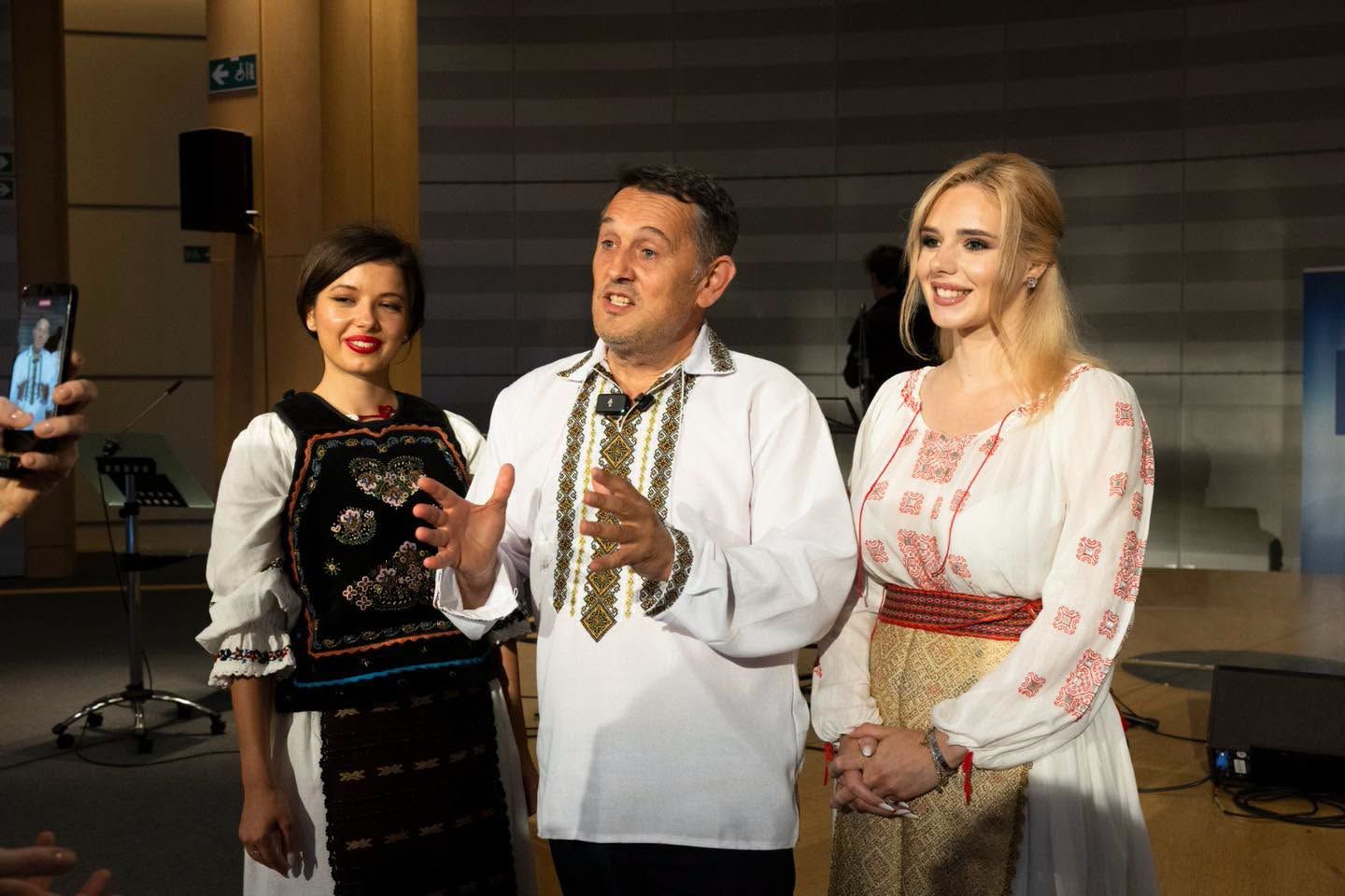 Gheorghe Piperea în costum popular în platou TV